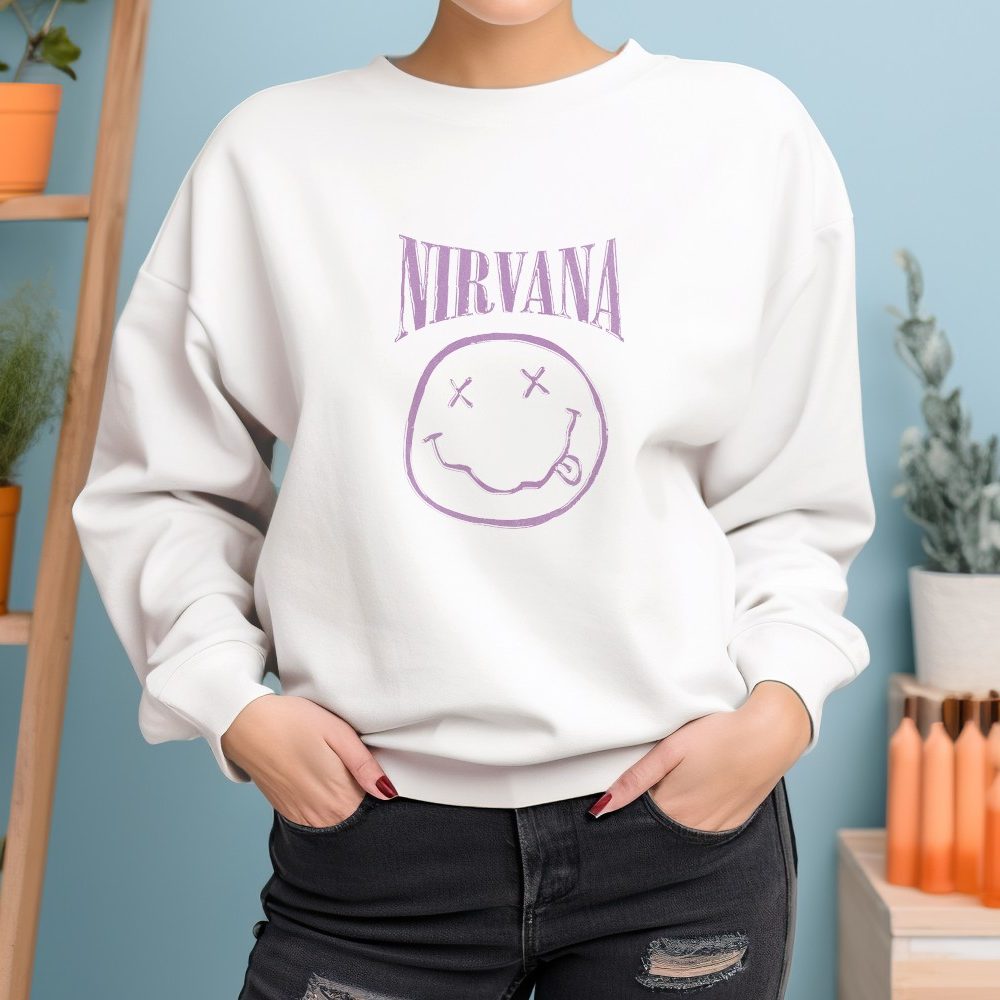 Sweat oversize coton bio Femme Nirvana avec un design de Nirvana Smiley Artwork mauve