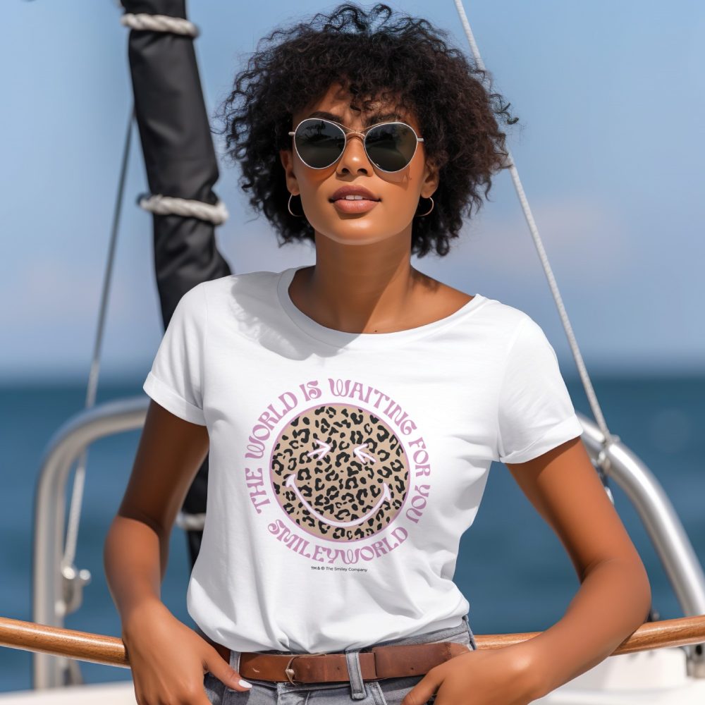T-shirt Femme Smiley World avec un design de Smiley World The World Is Waiting For You