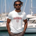 T-shirt Homme Harvard avec un design de Harvard Écusson rouge