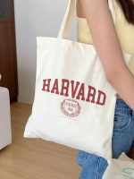Tote bag coton bio Harvard avec un design de Harvard Écusson rouge