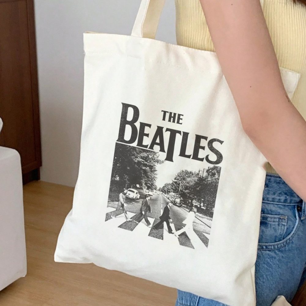 Tote bag coton bio The Beatles avec un design de The Beatles Crossing Road noir