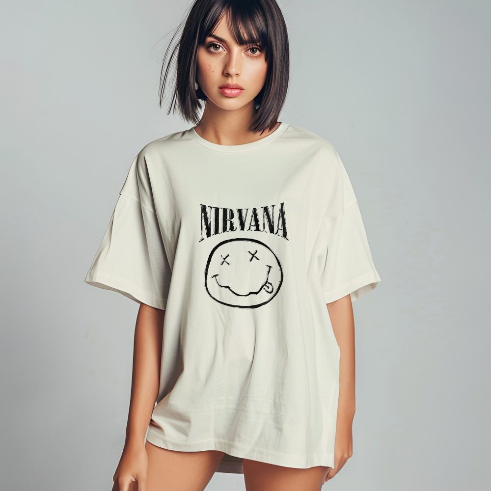 T-shirt oversize coton bio Femme Nirvana avec un design de Nirvana Smiley Artwork noir