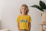 T-shirt Enfant UCLA avec un design de UCLA Arc bleu contour blanc