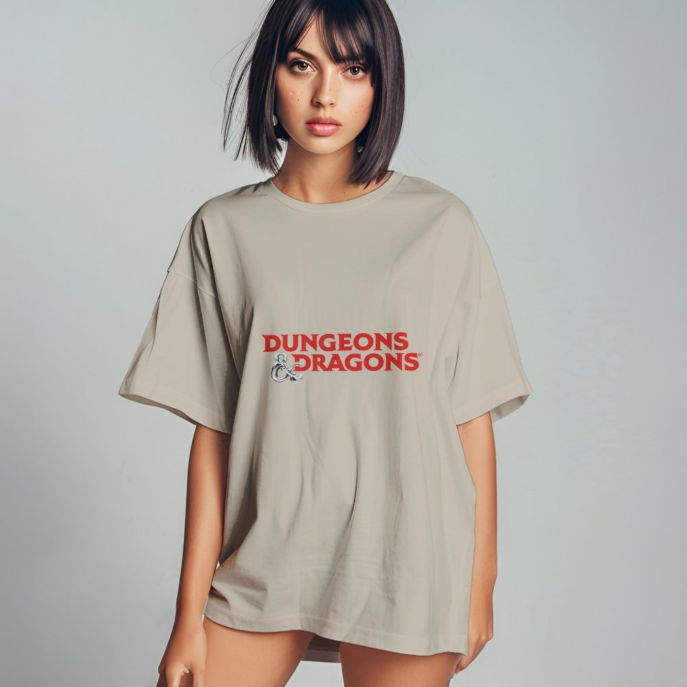 T-shirt oversize coton bio Femme Dungeons & Dragons avec un design de D&D Logo rouge et métal