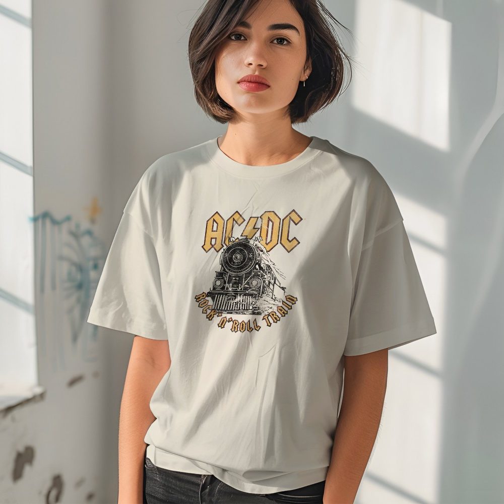 T-shirt oversize coton bio femme ACDC avec un design de ACDC Rock n' Roll Train noir