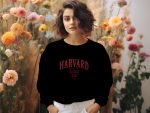 Sweat oversize coton bio Femme Harvard avec un design de Harvard Arc Écusson Used Contour rouge