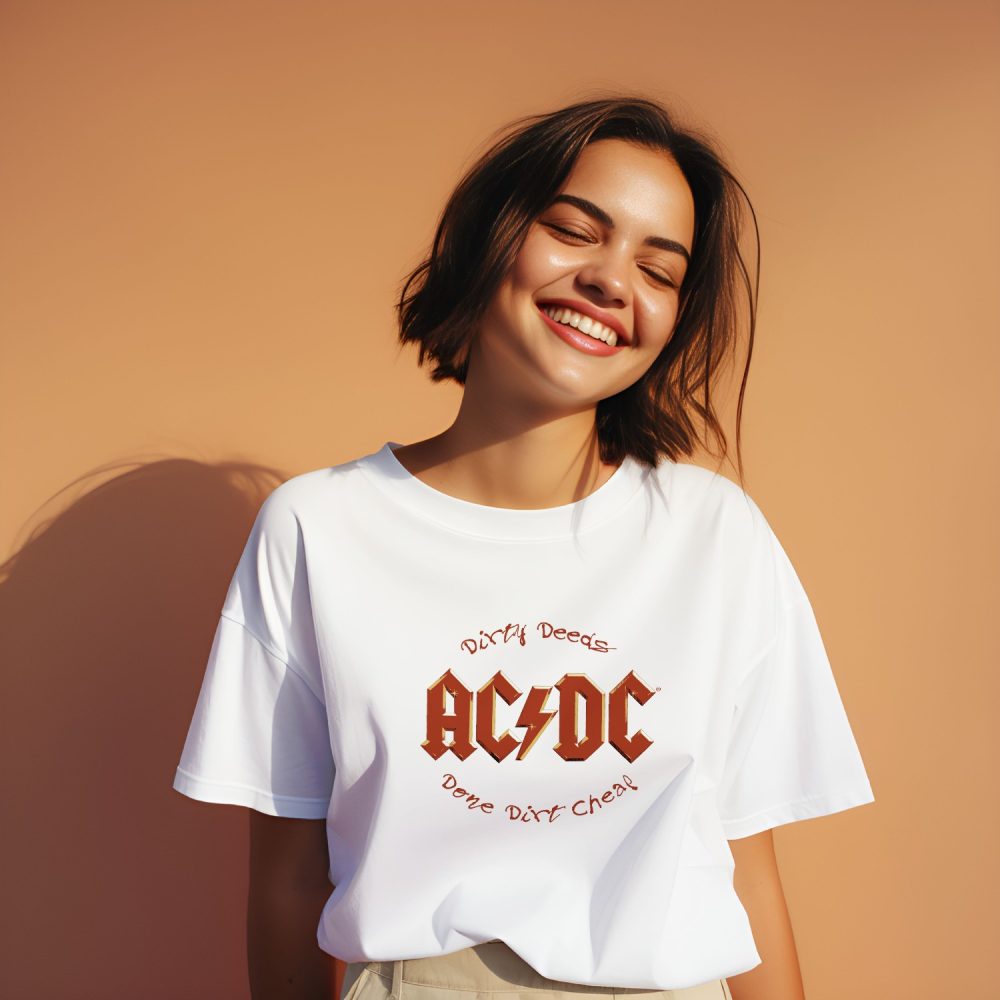 T-shirt bio oversize Femme ACDC avec un design de ACDC Dirty Deeds Done Dirt Cheap