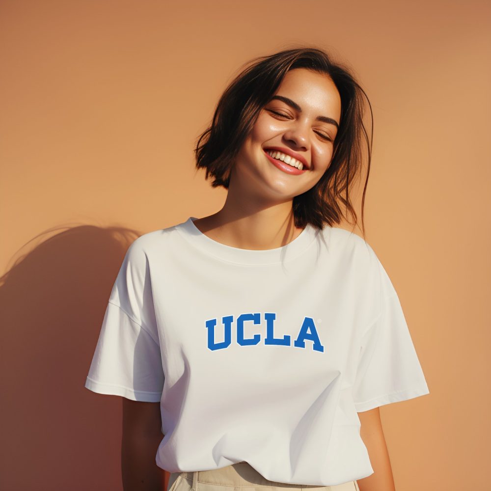T-shirt bio oversize Femme UCLA avec un design de UCLA Arc bleu contour blanc