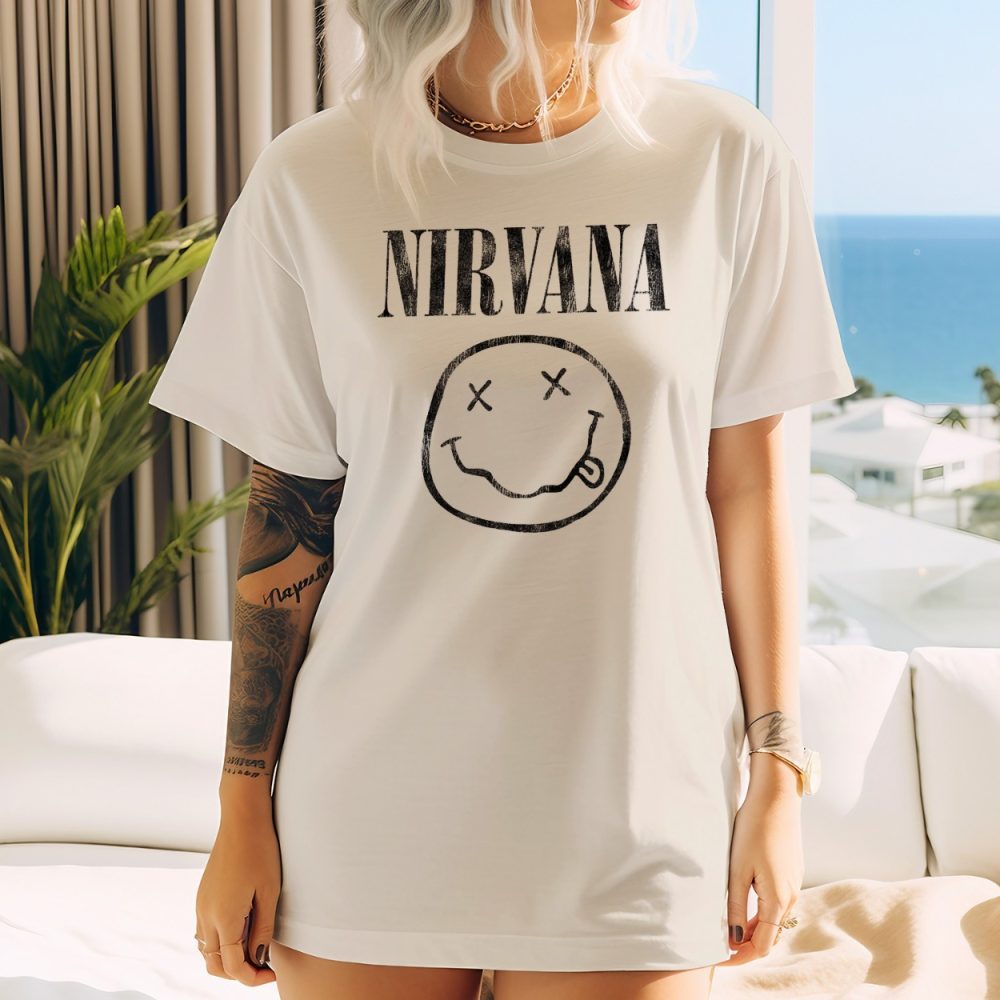 T-shirt oversize coton bio femme Nirvana avec un design de Nirvana Smiley noir