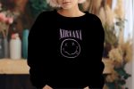 Sweat oversize coton bio Femme Nirvana avec un design de Nirvana Smiley Artwork mauve