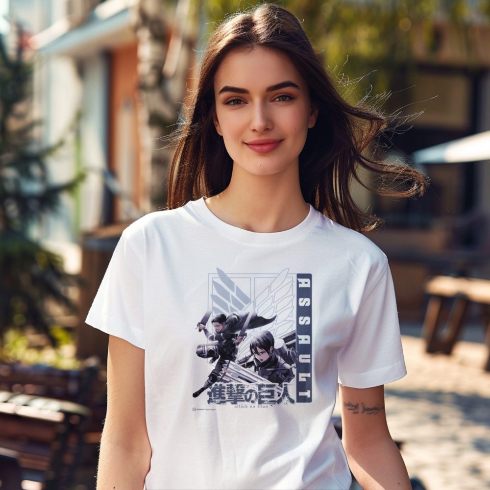 T-shirt Femme Attack On Titan avec un design de Attack On Titan Assault noir
