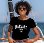 T-shirt Femme Harvard avec un design de Harvard Arc Écusson Used blanc