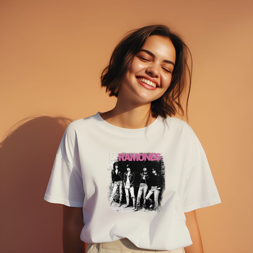 T-shirt oversize coton bio femme Ramones avec un design de Ramones Groupe noir