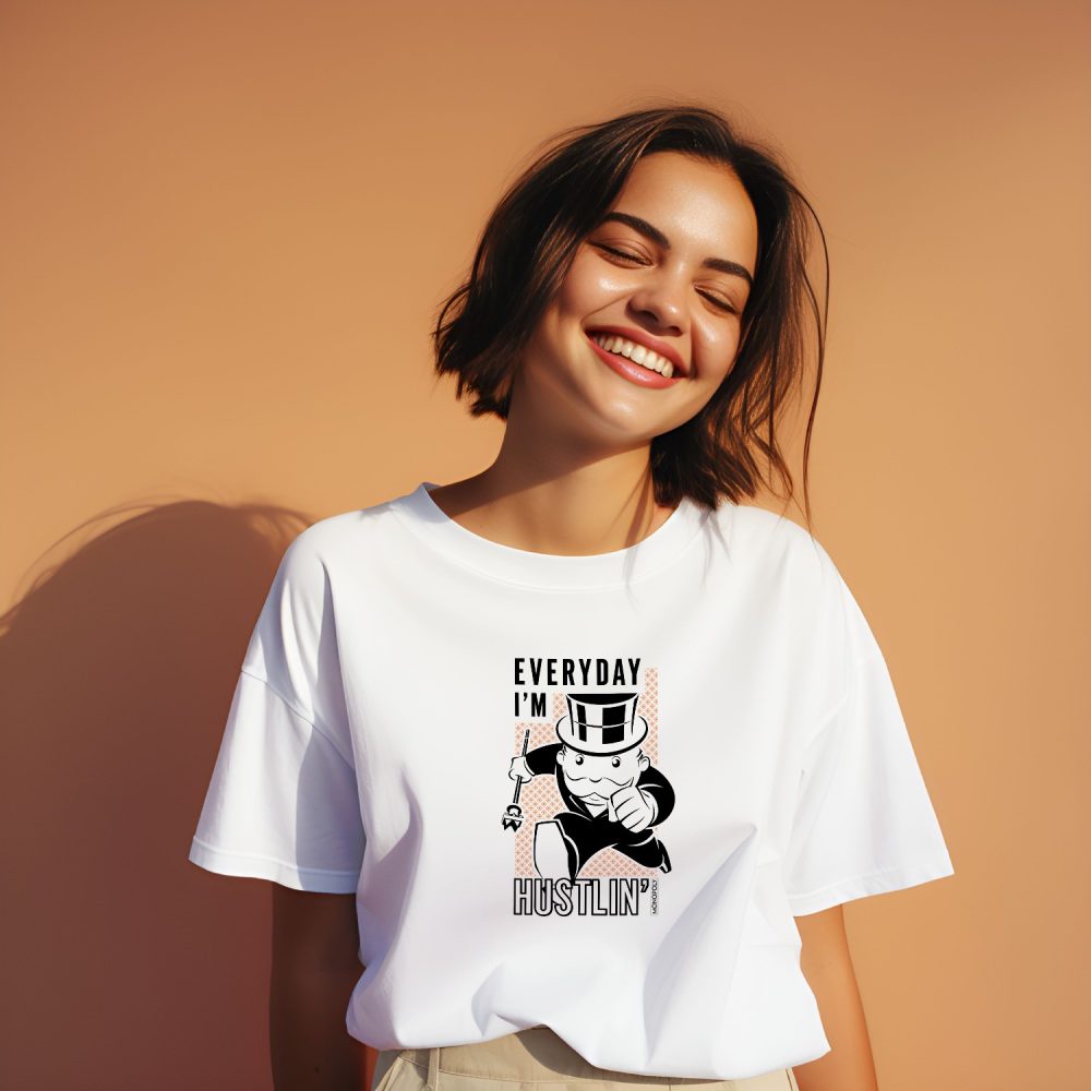 T-shirt oversize coton bio Femme Monopoly avec un design de Monopoly Everyday I'm Hustlin' noir