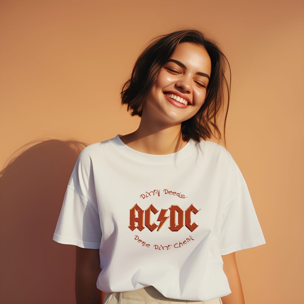 T-shirt oversize coton bio femme ACDC avec un design de ACDC Dirty Deeds Done Dirt Cheap