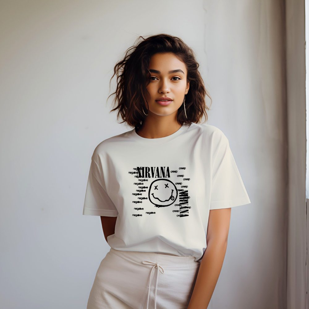 T-shirt oversize coton bio femme Femmes avec un design de Nirvana Negative Creep noir