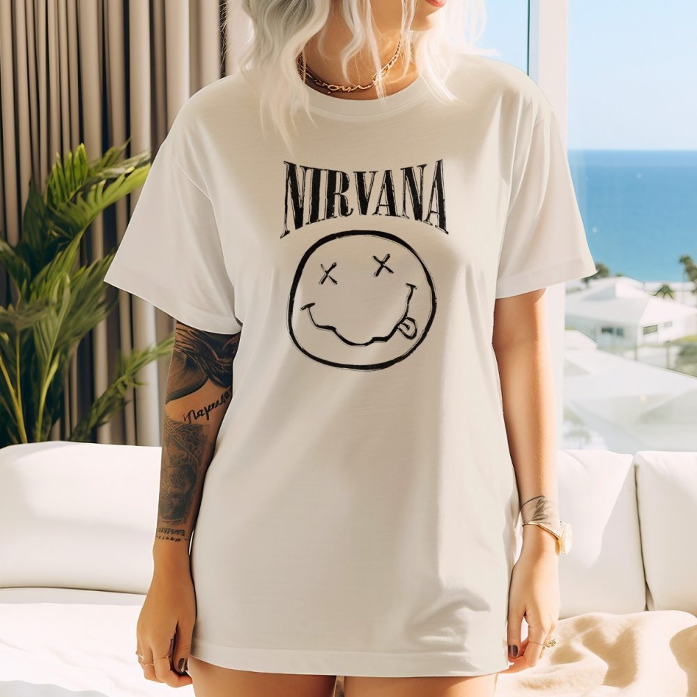 T-shirt oversize coton bio femme Femmes avec un design de Nirvana Smiley Artwork noir