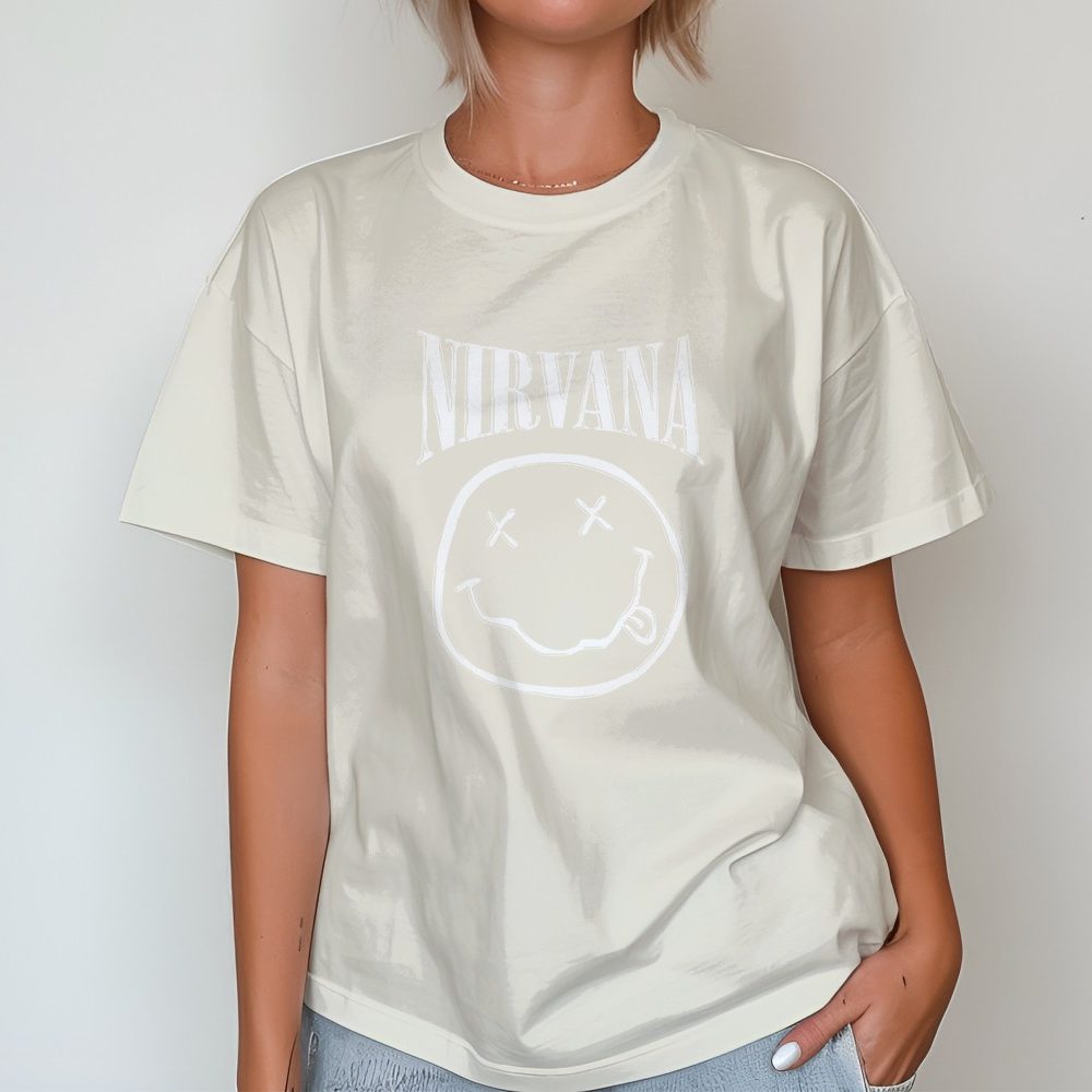 T-shirt oversize coton bio femme Femmes avec un design de Nirvana Smiley Artwork blanc