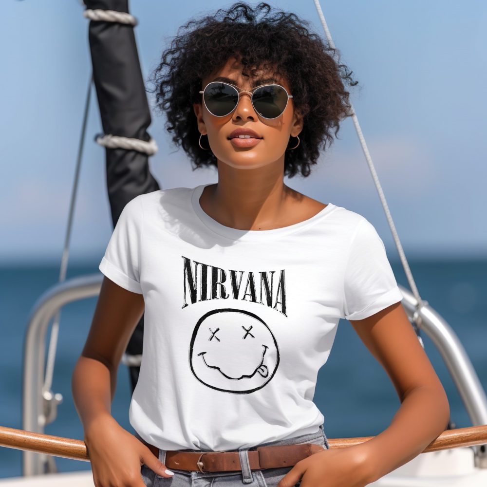 T-shirt femme Nirvana avec un design de Nirvana Smiley Artwork noir