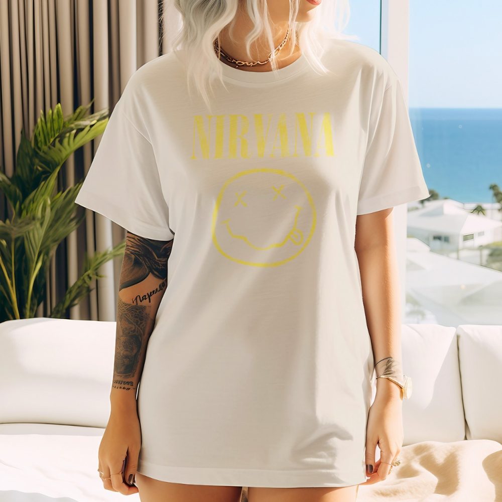 T-shirt oversize coton bio femme Nirvana avec un design de Nirvana Smiley jaune
