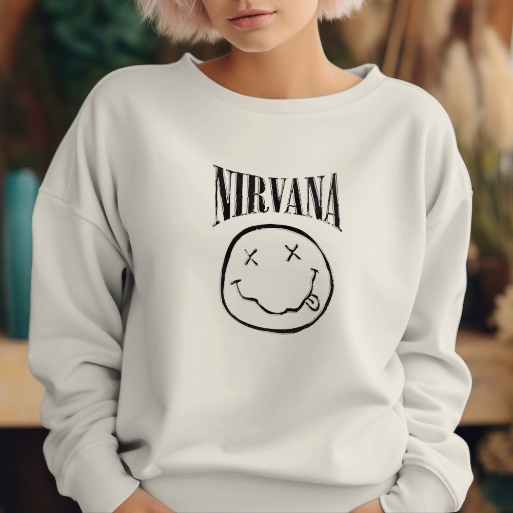 Sweat oversize coton bio Femme Nirvana avec un design de Nirvana Smiley Artwork noir