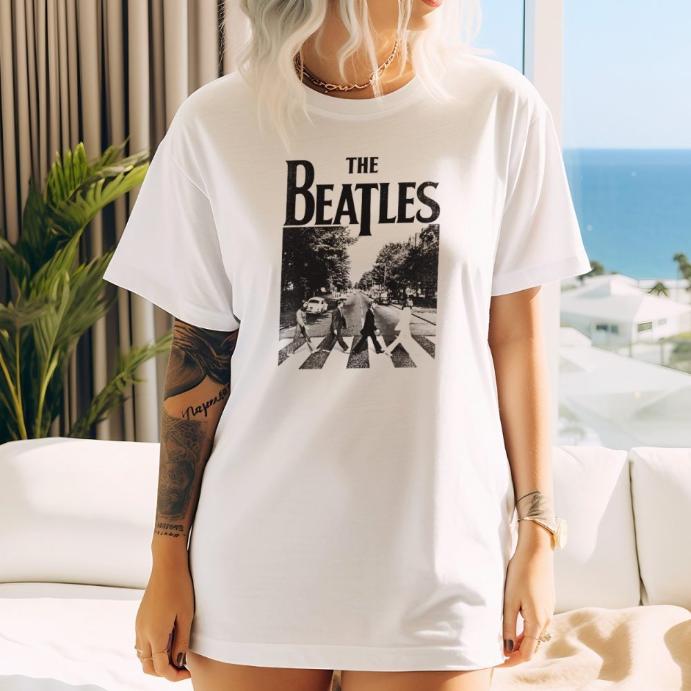 T-shirt oversize coton bio Femme The Beatles avec un design de The Beatles Crossing Road noir