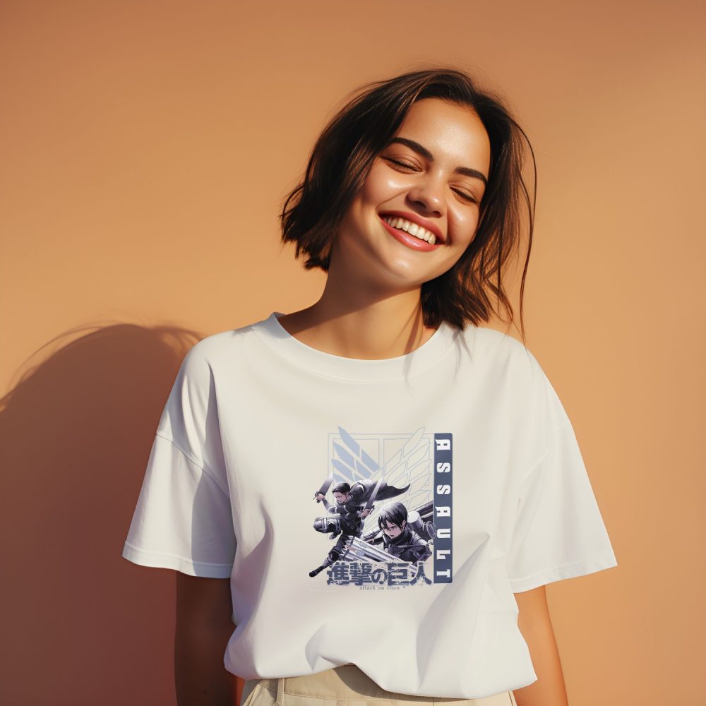 T-shirt bio oversize Femme Attack On Titan avec un design de Attack On Titan Assault blanc