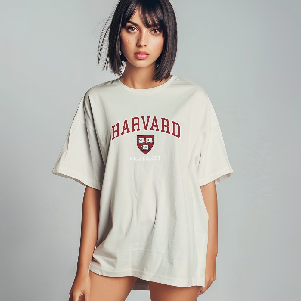 T-shirt bio oversize Femme Harvard avec un design de Harvard Arc Écusson University blanc
