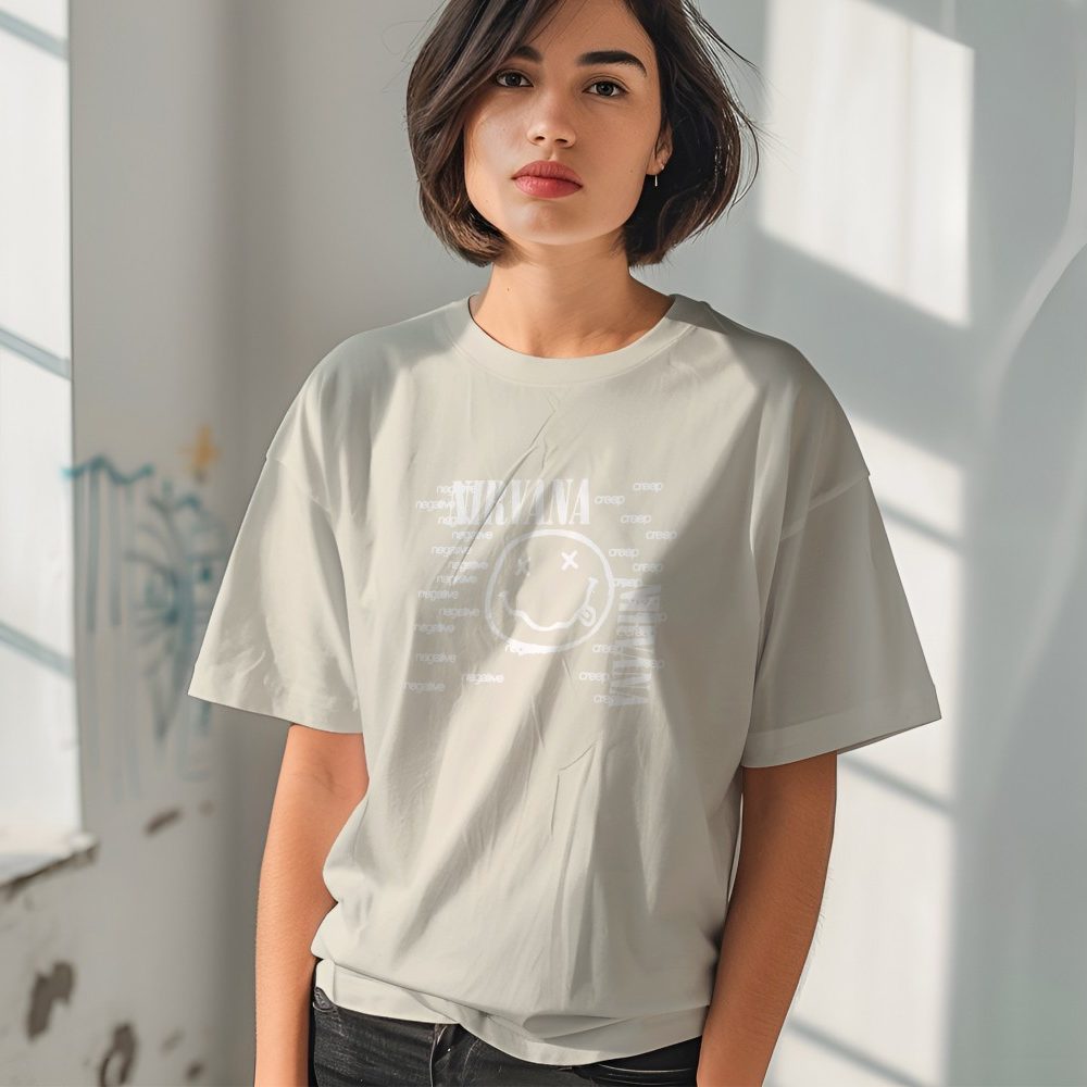 T-shirt oversize coton bio femme Nirvana avec un design de Nirvana Negative Creep blanc