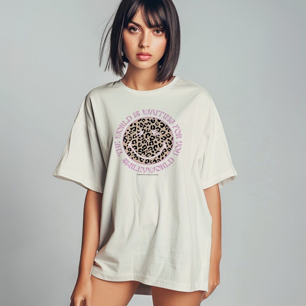 T-shirt oversize coton bio femme Smiley World avec un design de Smiley World The World Is Waiting For You