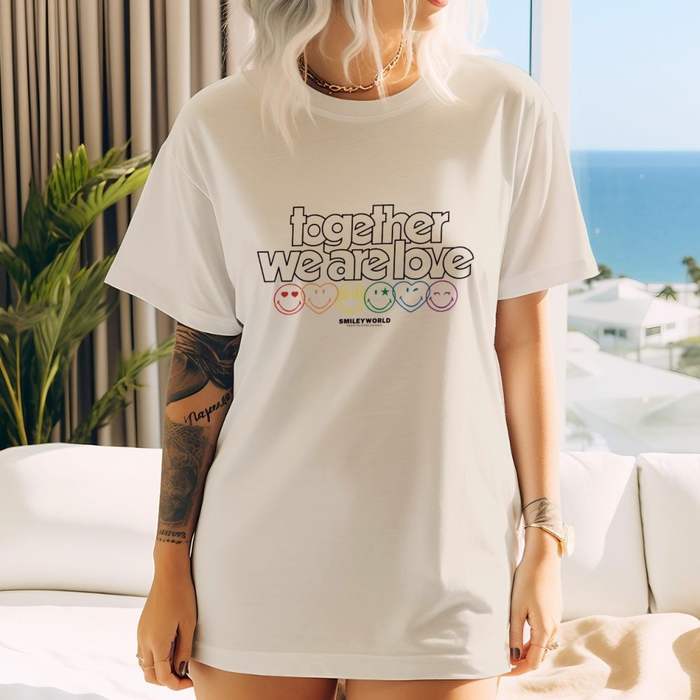 T-shirt oversize coton bio femme Smiley World avec un design de Smiley World Together We Are Love noir