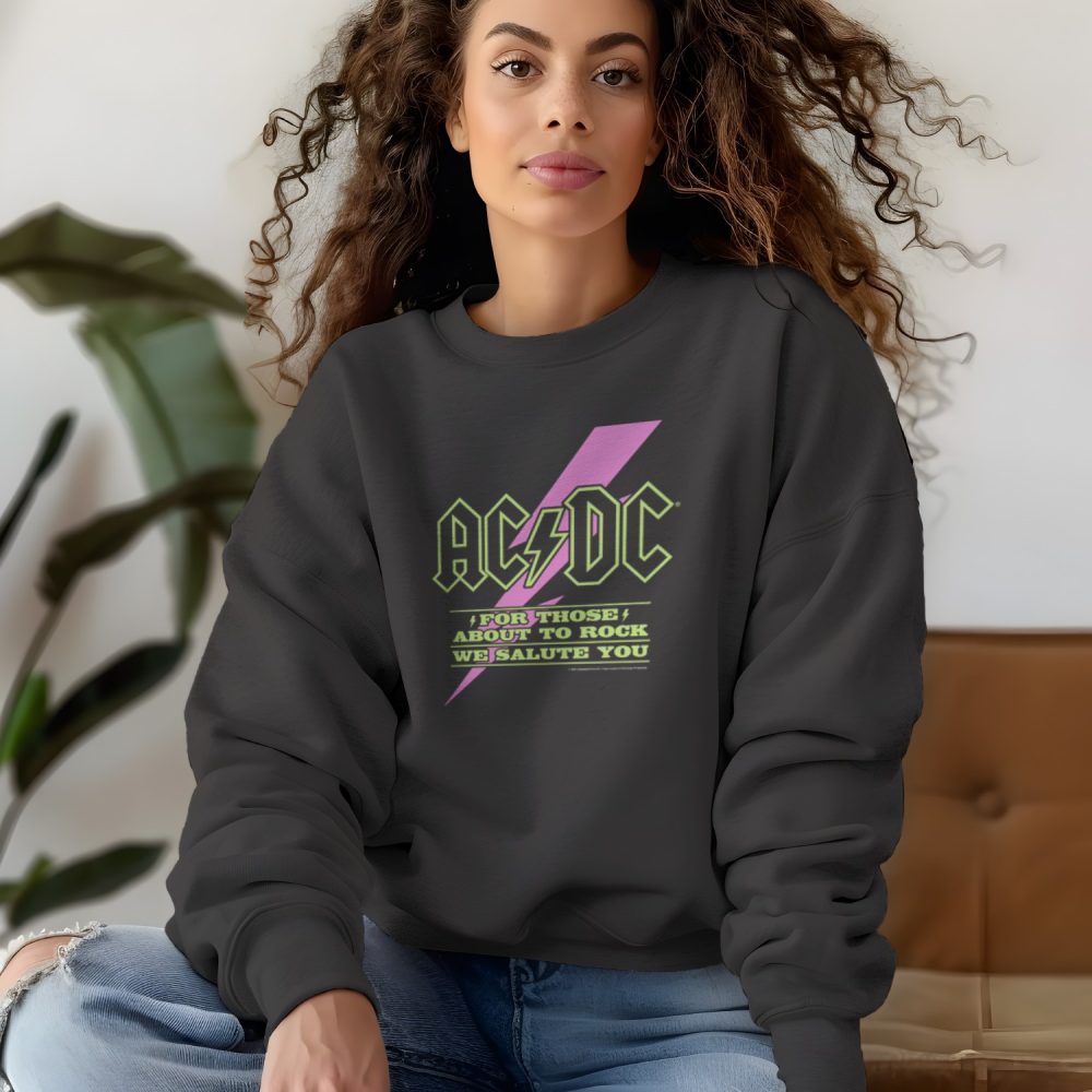 Sweat oversize coton bio Femme ACDC avec un design de ACDC For those About To Rock rose