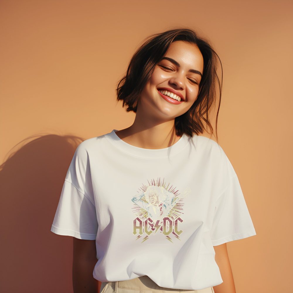 T-shirt oversize coton bio femme ACDC avec un design de ACDC Guitare blanc
