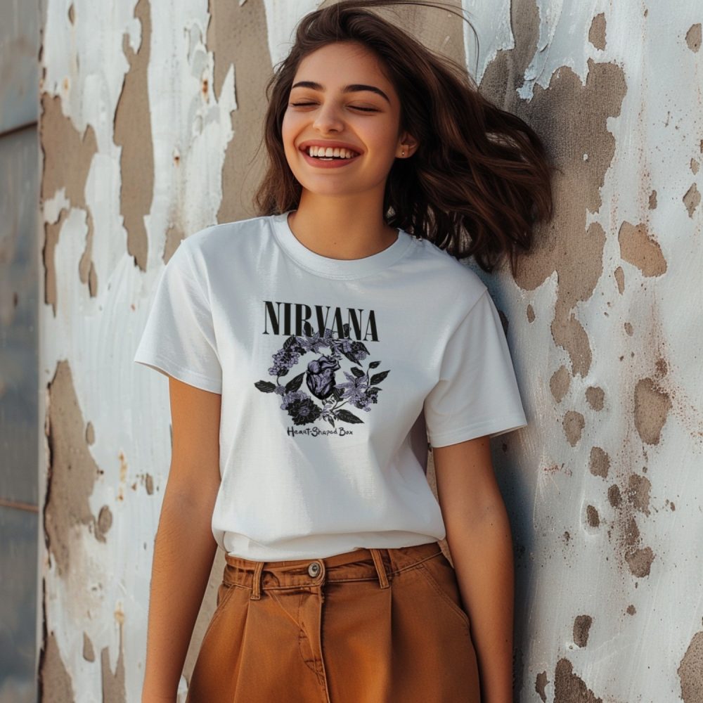 T-shirt femme Nirvana avec un design de Nirvana Heart-Shaped Box