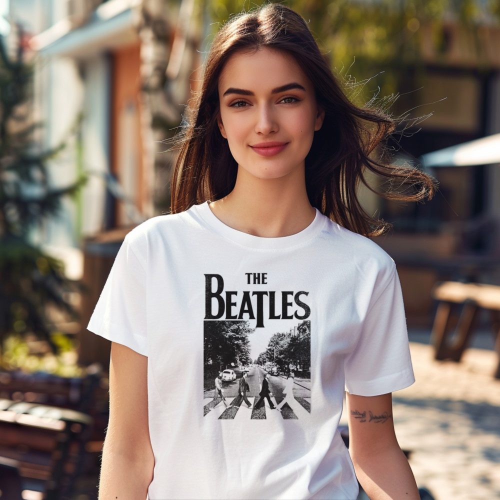 T-shirt Femme The Beatles avec un design de The Beatles Crossing Road noir